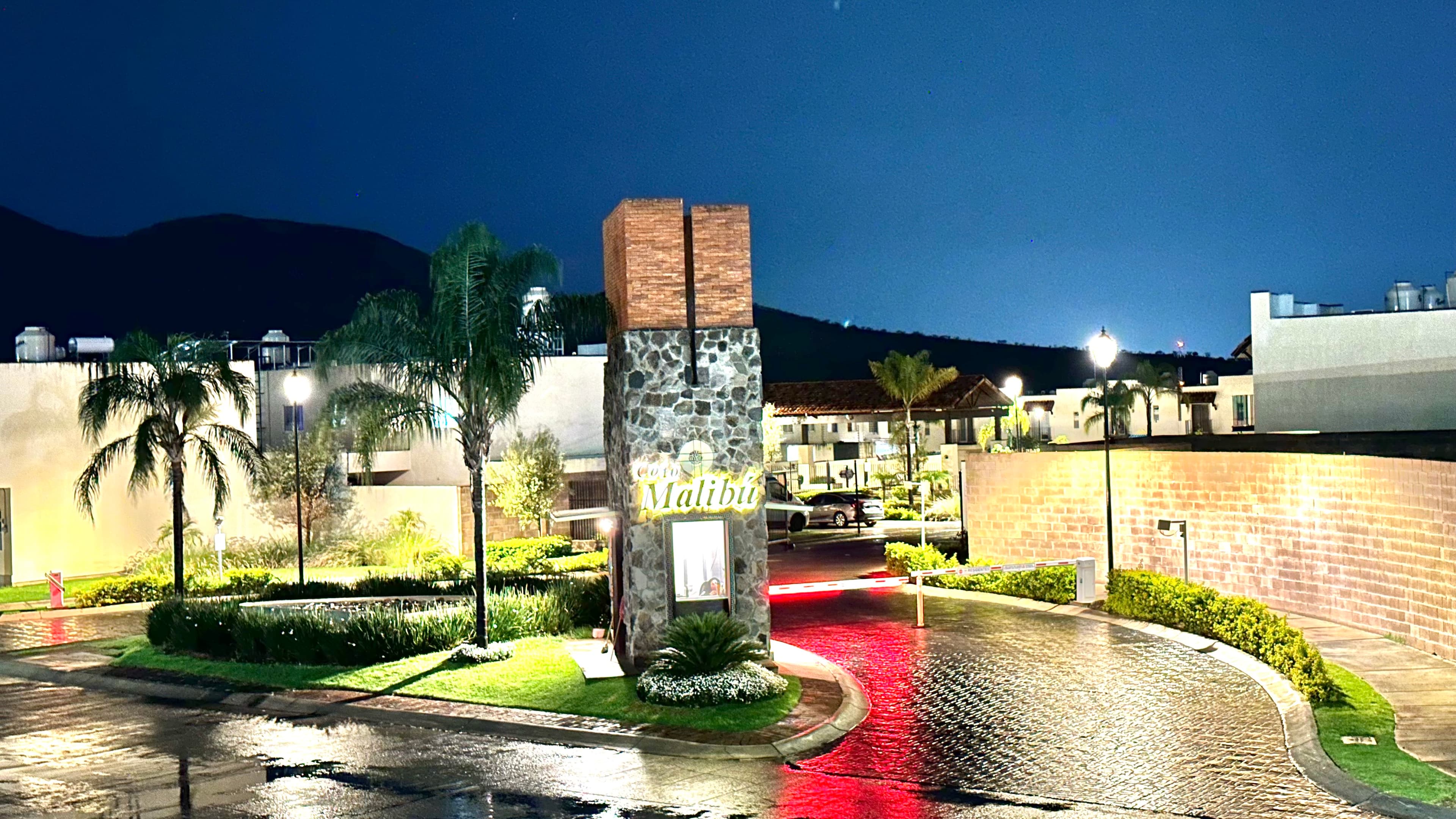 Coto Malibú de noche
